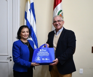 Visita de cortes&iacute;a al departamento de Flores de la Embajadora de Per&uacute; en Uruguay Elizabeth Gonz&aacute;lez.